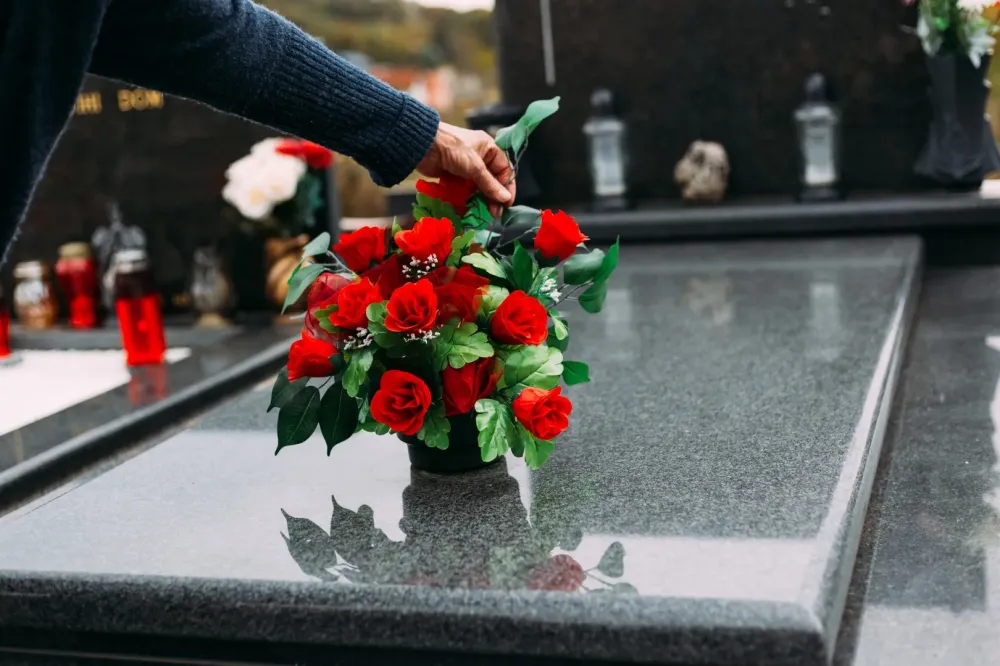 pierre tombale avec fleurs
